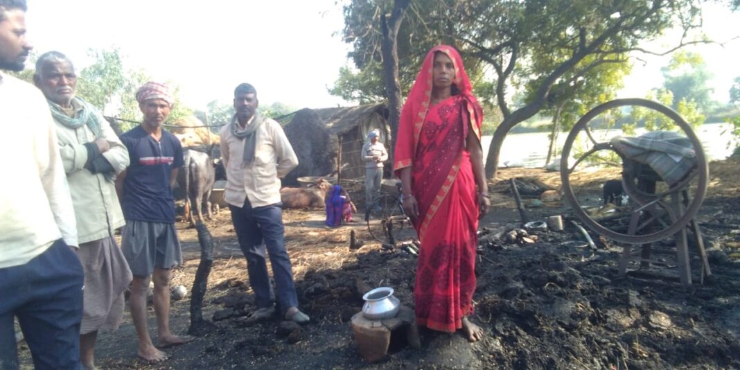 आग लगने से एक दर्जन रिहायशी झोपड़ियां जलकर राख