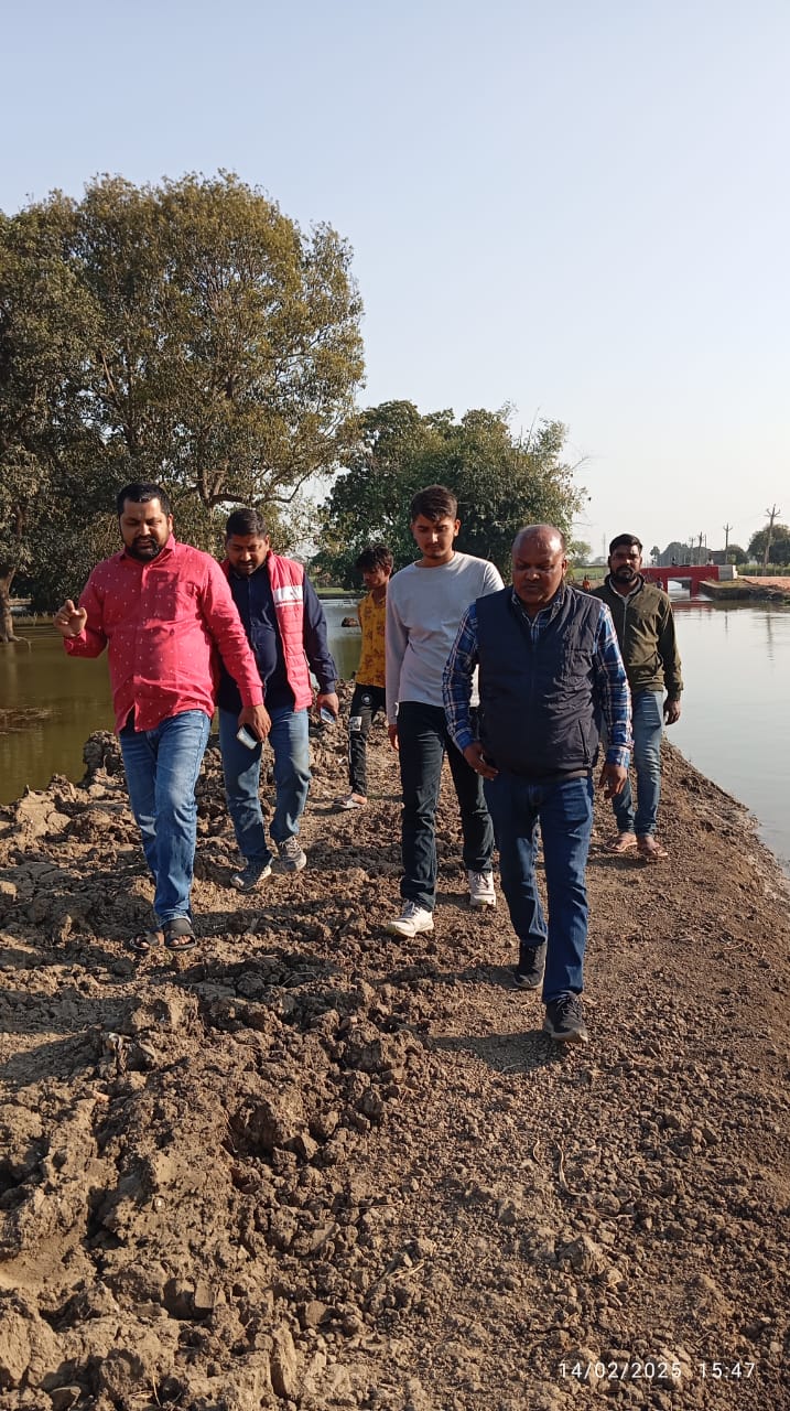 फसलों के नुकसान का आंकलन करने पहुंचे सिंचाई विभाग के अधिकारी