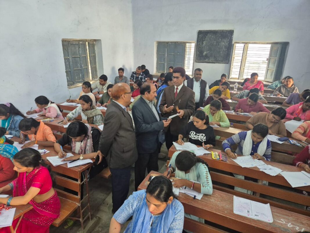पकड़े गये दो नकलची