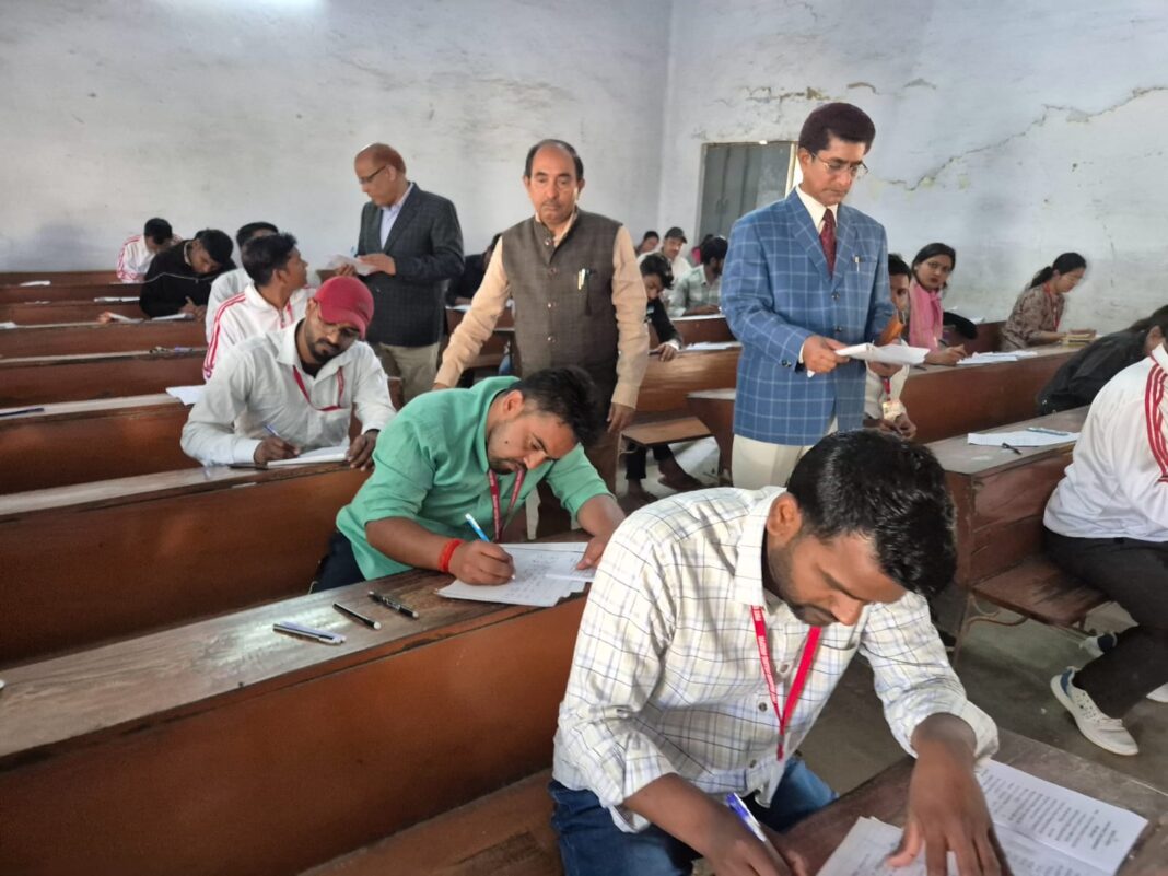 अंतिम दिन पकड़े गये दो नकलची