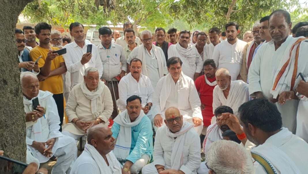 अजय राय नरवर गांव पहुंचे,हादसे को बताया सरकार की लापरवाही का नतीजा