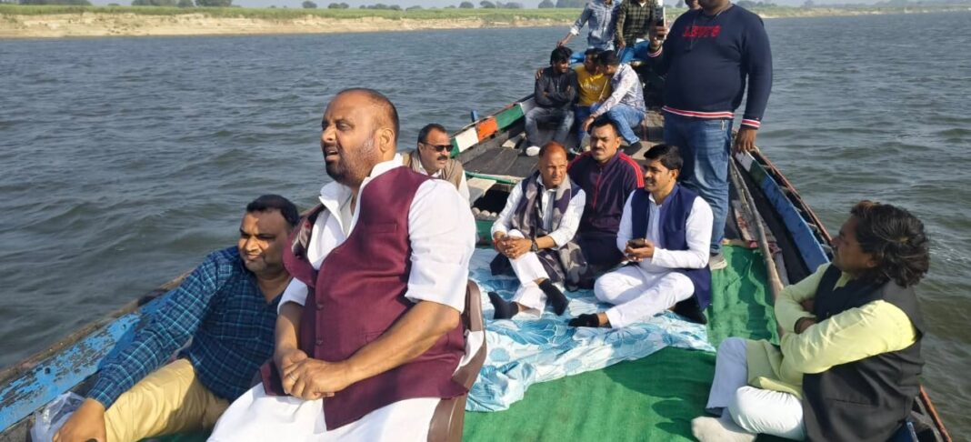 विधायक ने अधिकारियों के साथ नाव से कटान क्षेत्र का निरीक्षण किया