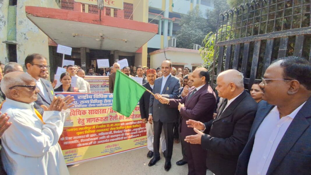 जिला जज ने जागरूकता रैली को हरी झंडी दिखाकर रवाना किया