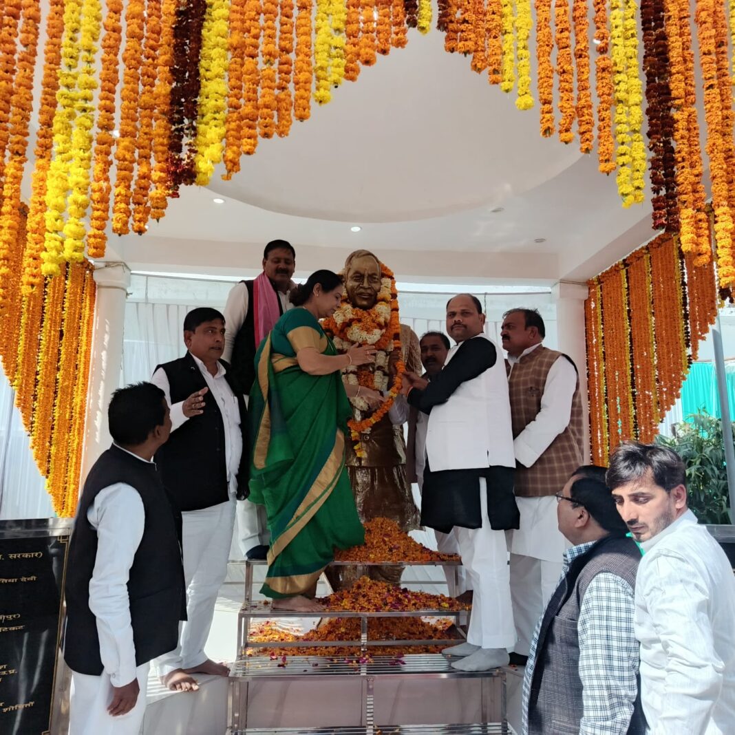 मैं बाबू जी के पदचिन्हों पर चलकर गरीब जनता की सेवा करता रहूंगाः डा.वीरेंद्र