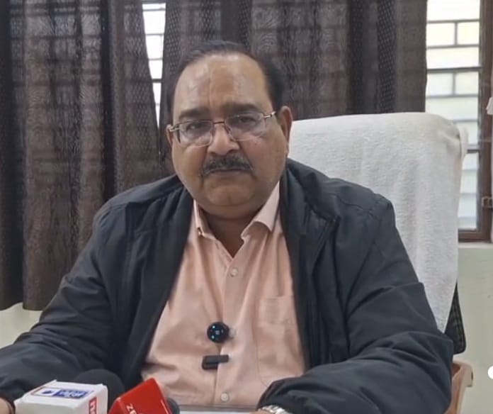 अधीक्षण अभियंता ने लापरवाही पर अवर अभियंताओं पर किया कार्रवाई