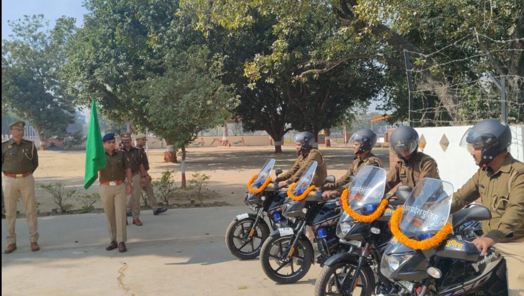 एसपी ने पीआरवी 112 की पांच बाइक को हरी झंडी दिखाकर रवाना किया