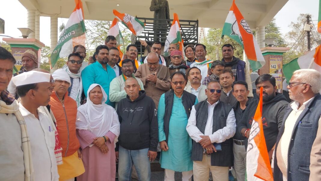 काम के दिनों में कटौती, भुगतान में देरी
