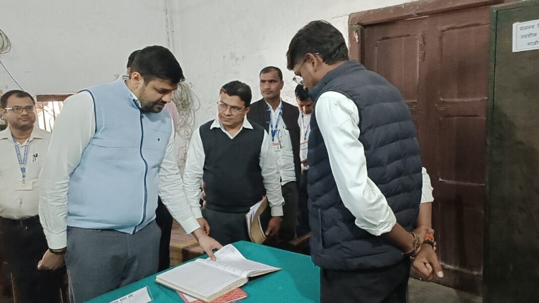 डीएम ने किया सदर तहसील के पटलों का निरीक्षण