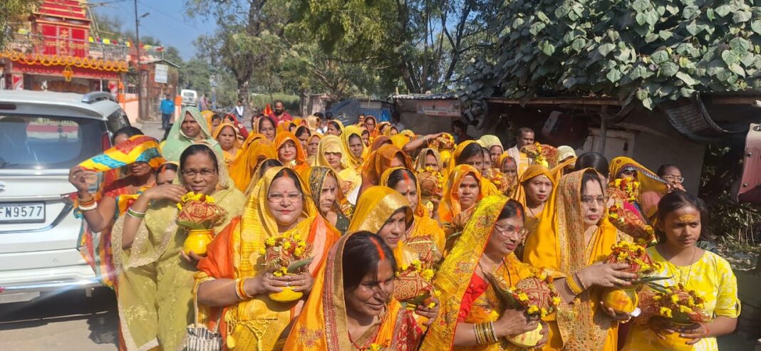 प्रतिमा स्थापना को लेकर नगर में निकली कलश यात्रा