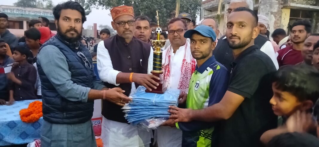 गाजीपुर एलेवन ने उसियां को हराकर ट्रॉफी जीता