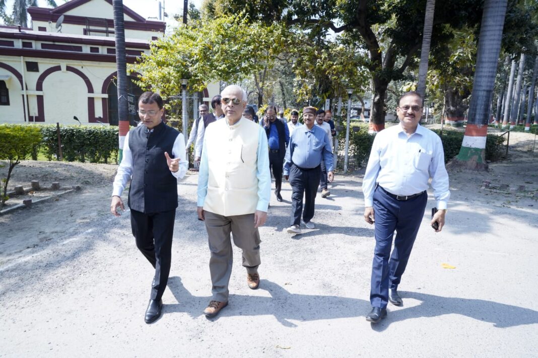 निदेशक डा० अमित पात्रा ने ओपियम फैक्ट्री का किया निरीक्षण