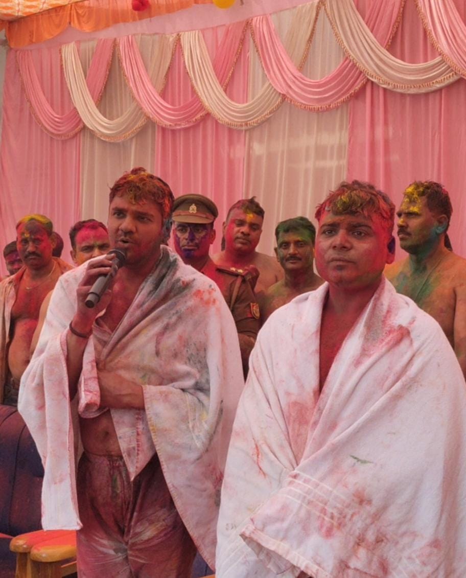 होली हैः पुलिस लाइन में हुई कुर्ताफाड़ होली