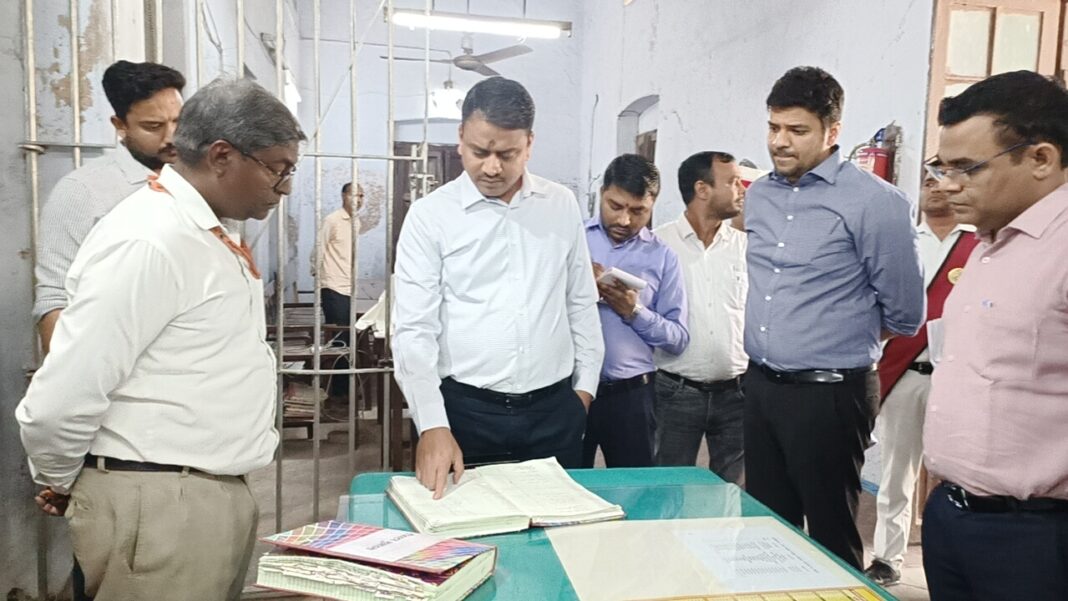 मंडलायुक्त ने किया कलेक्ट्रेट कार्यालय का निरीक्षण