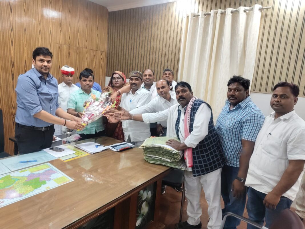 जिलाधिकारी से मिले सफाई कर्मचारी संघ के निर्वाचित पदाधिकारी