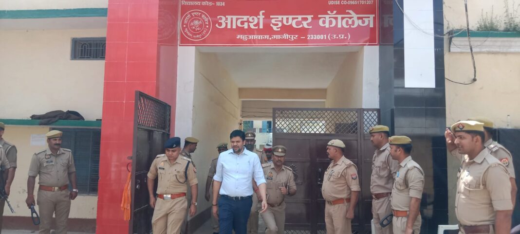 डीएम-एसपी ने किया परीक्षा केंद्रों का निरीक्षण