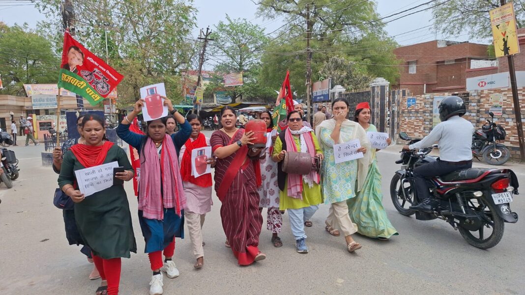 समाजवादी महिला सभा ने खाली सिलेंडर लेकर प्रदर्शन किया