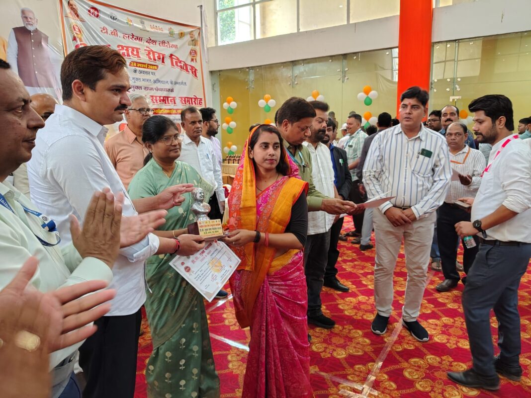 टीबी दिवस पर सम्मानित हुए ग्राम प्रधान व कर्मचारी