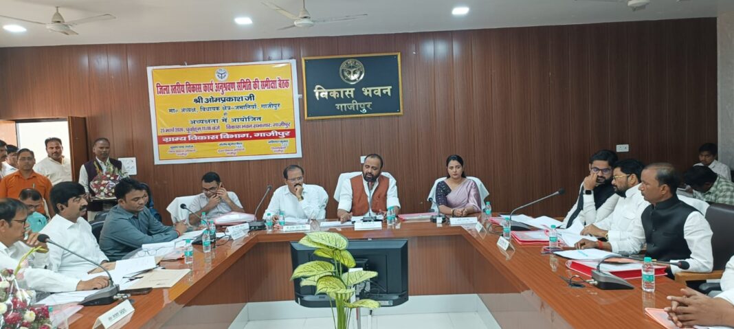 विद्युत बिल एवं चेकिंग के नाम किसी को परेशान न किया जायेः ओमप्रकाश सिंह