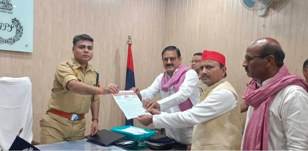 क्षेत्र में हो रही चोरियों से परेशान सपा नेताओं ने एसपी को सौंपा पत्रक