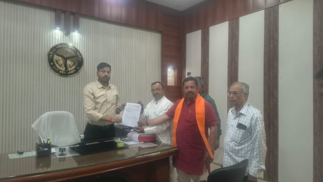 कायस्थ महासभा के कार्यकर्ताओं ने एसडीएम को सौपा पत्रक