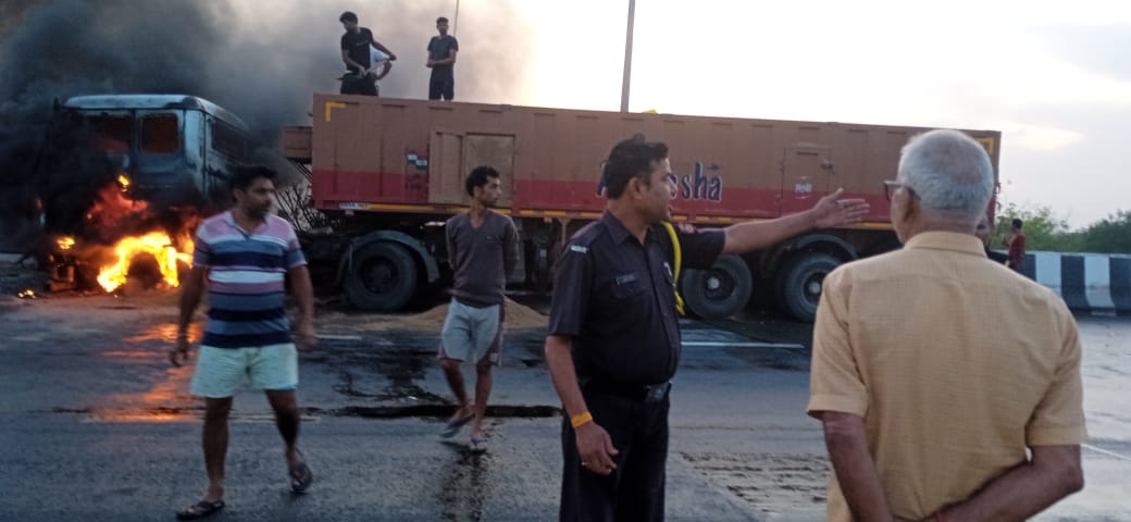 पूर्वांचल एक्सप्रेस-वे पर ट्रेलर में लगी आग, चालक ने कूद कर बचाई जान