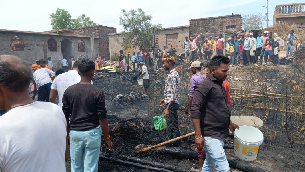 आग लगने से सात रिहायशी झोपड़ियां जलकर राख