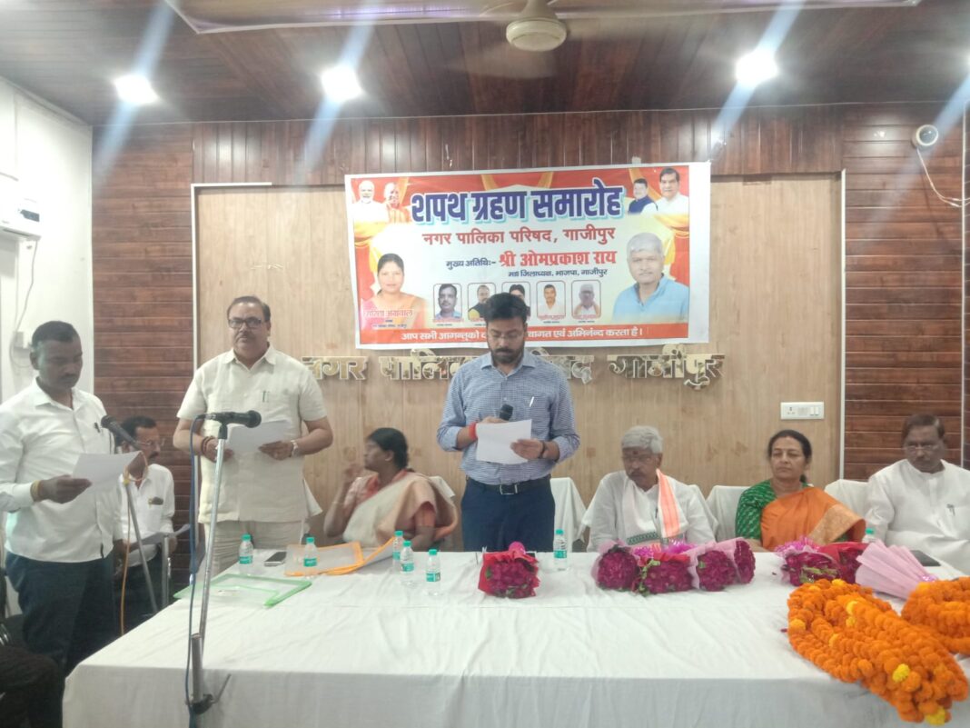 एसडीएम ने मनोनीत सभासदों को दिलाई शपथ