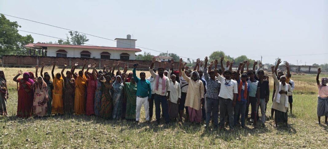 एक सप्ताह से बिजली गुल रहने पर नाराज ग्रामीणों ने किया विरोध प्रदर्शन