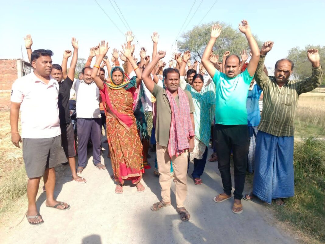 बिजली विभाग के खिलाफ महगेवां गांव के लोगों ने किया प्रदर्शन