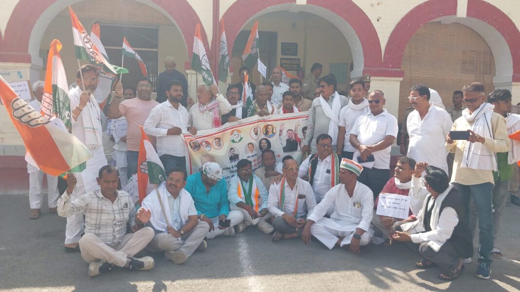 सीएम के बयान पर भड़के कांग्रेसी, फूंका पुतला