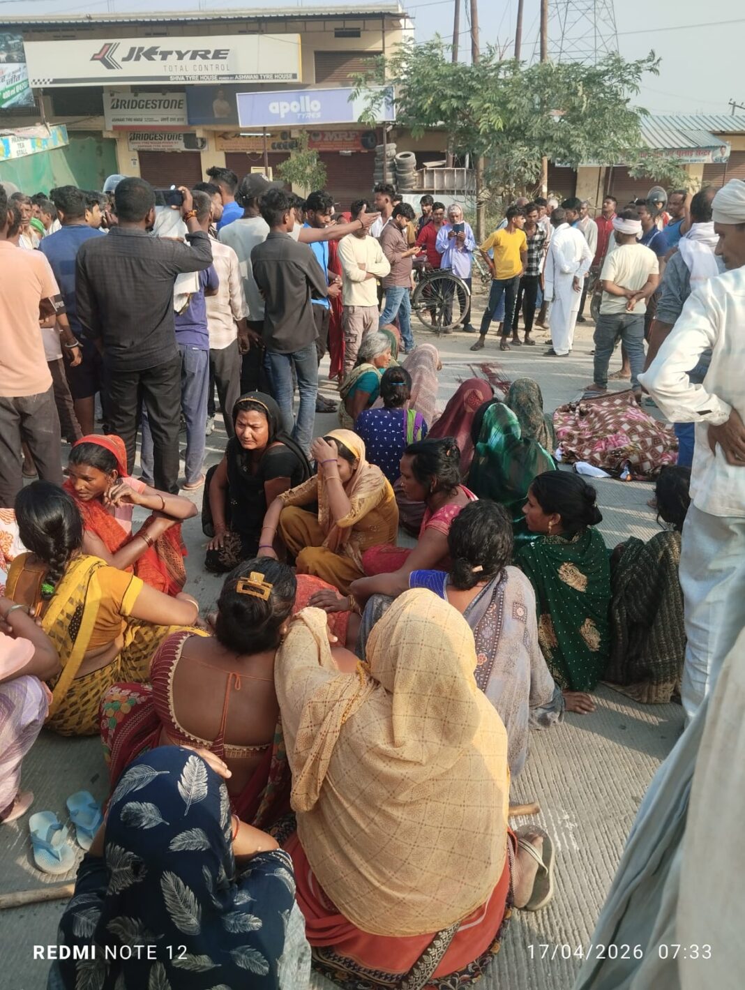 पिकअप के धक्के से साइकिल सवार की मौत, ग्रामीणों ने हाइवे जाम किया