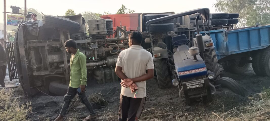 ट्रेलर और ट्रैक्टर में टक्कर, एक की मौत