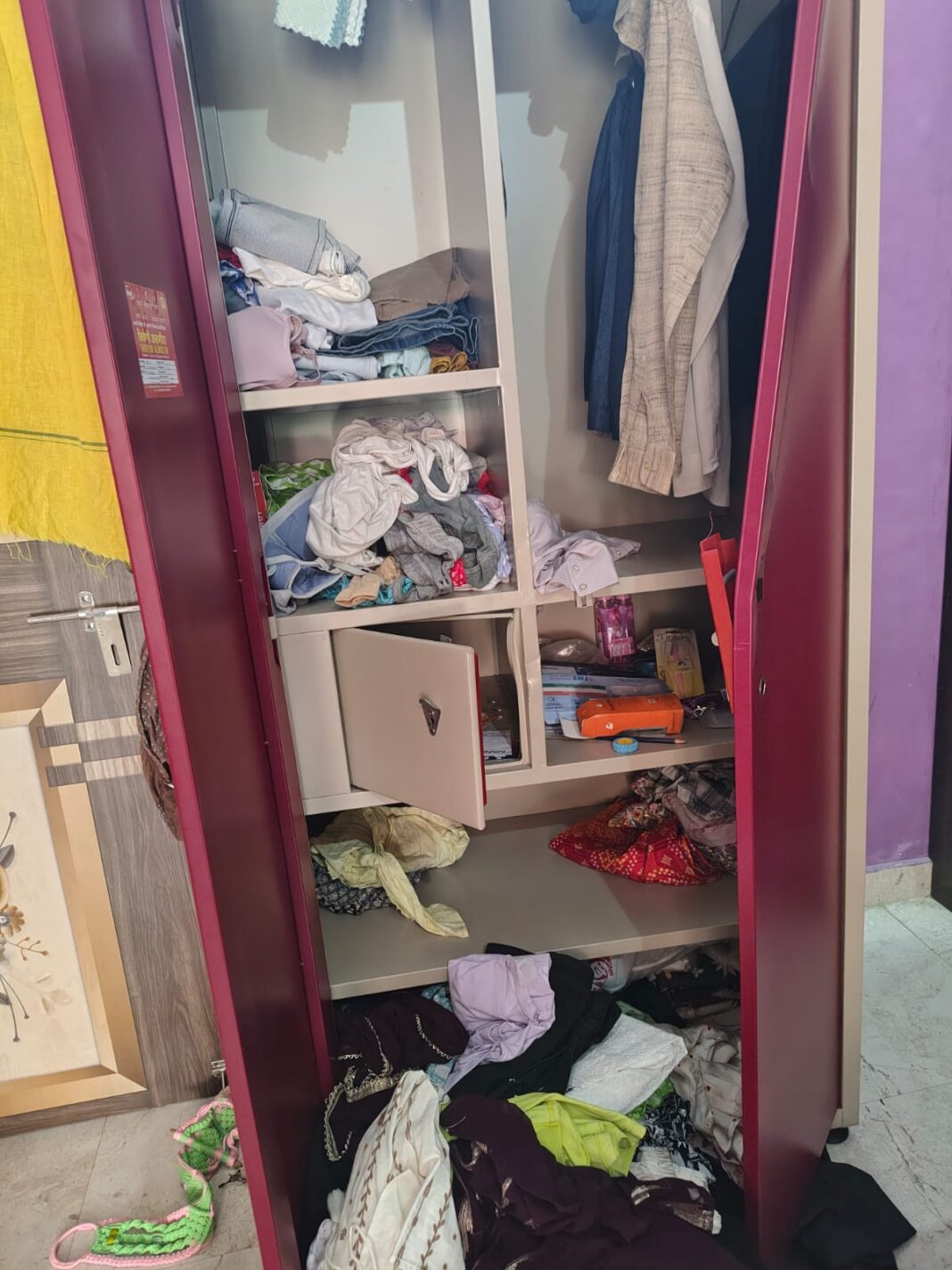 बंद मकान का ताला तोड़कर लाखों की चोरी