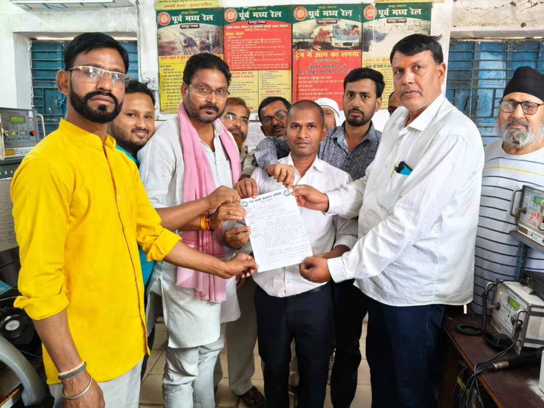 ट्रेन के ठहराव को लेकर रेल यात्री कल्याण समिति ने सौंपा पत्रक