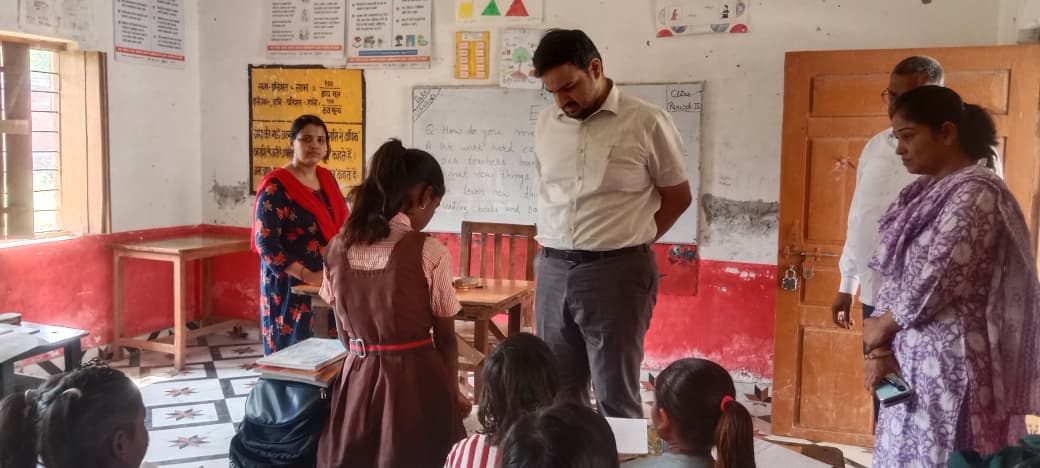 जिलाधिकारी पहुंचे उच्च प्राथमिक विद्यालय