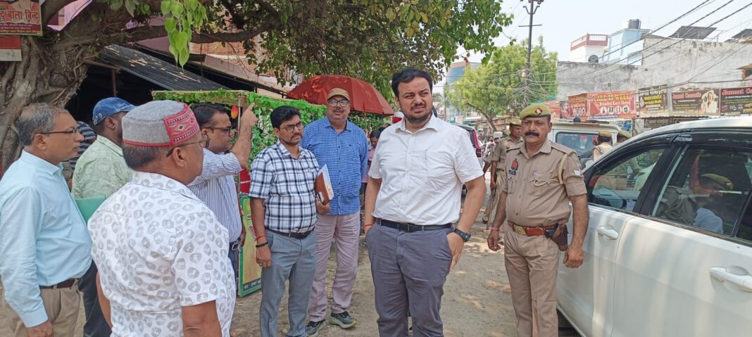 जिलाधिकारी ने शहर की खस्ताहाल सड़कों का किया निरीक्षण