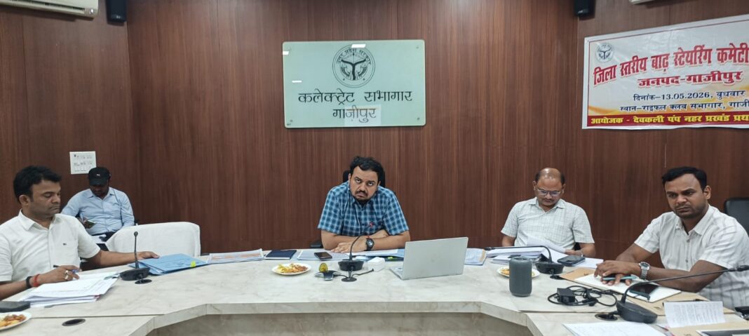 बाढ़ चौकियों पर पेयजल,प्रकाश,दवा,नाव,खाद्यान्न उपलब्ध रहे