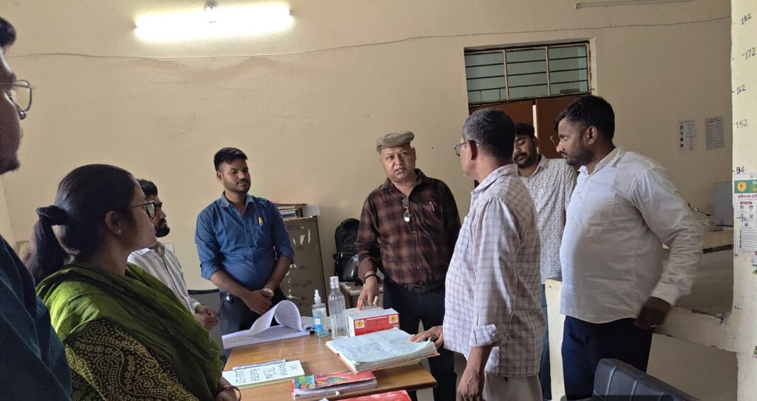 चिकित्सा अधीक्षक ने तीन स्वास्थ्य कर्मियों के वेतन काटने का दिया निर्देश
