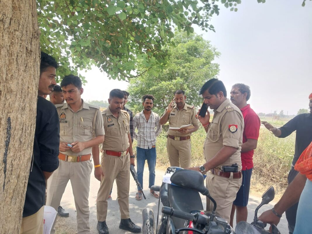 बाइक सवार बदमाशों ने तमंचा सटाकर एक युवक को लूटा