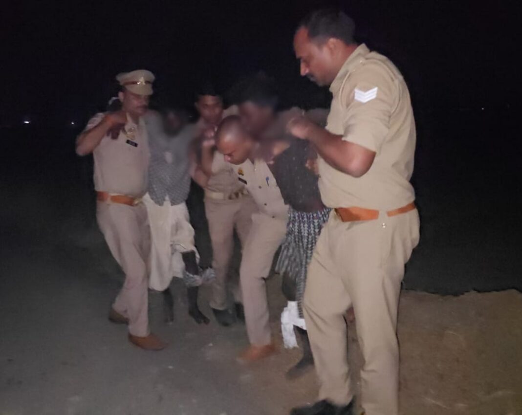 पुलिस मुठभेड़ में पिता-पुत्र को लगी गोली