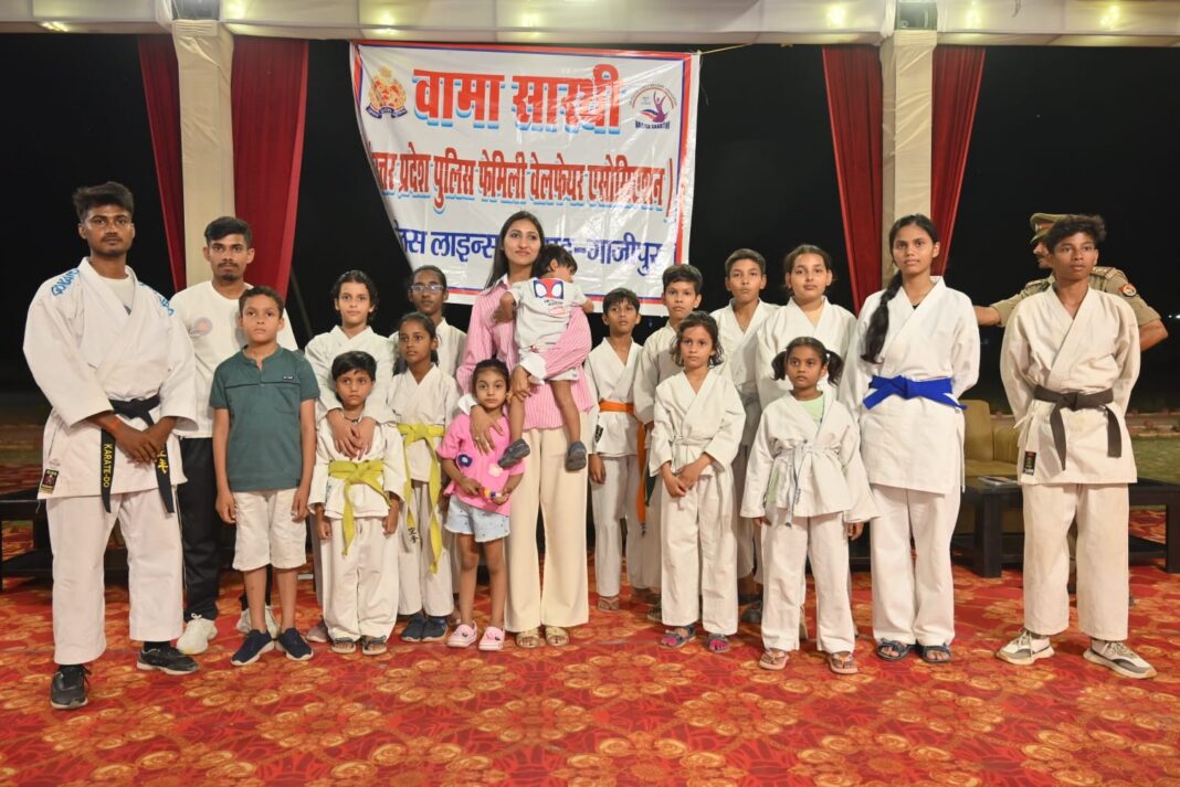 बच्चों को प्रशस्ति पत्र देकर किया सम्मानित