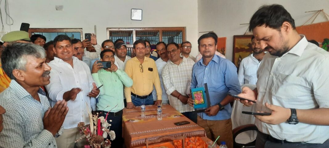 जिलाधिकारी पहाङपुर कलां में जूट बाल हैगिंग की जानकारी ली