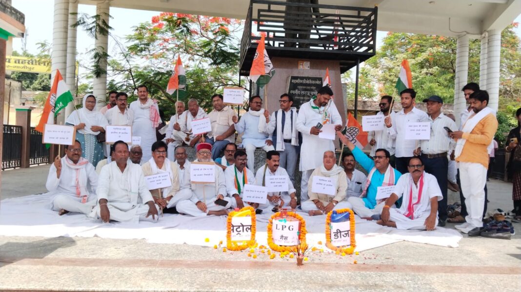 गुस्साए कांग्रेसियों ने पेट्रोलियम मंत्री का पुतला फूंका