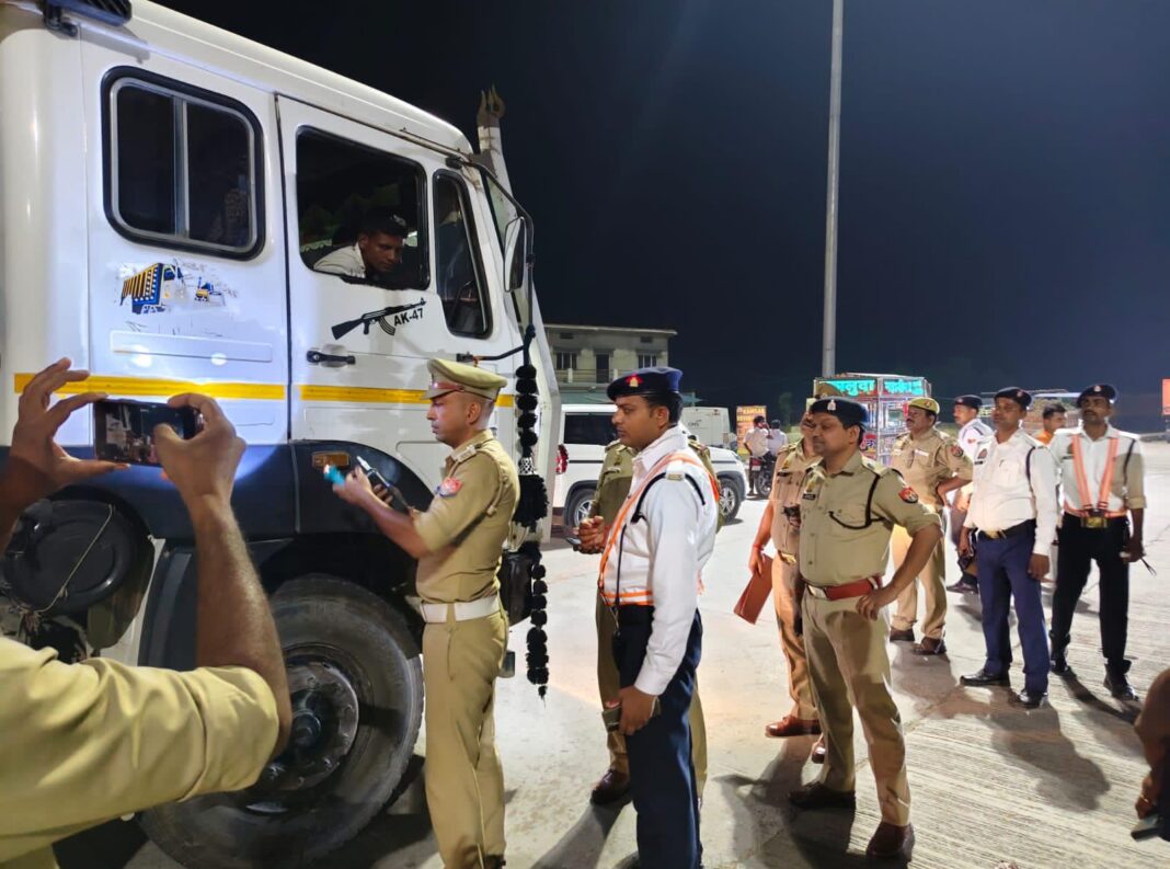 यातायात नियमों का पालन कराने के लिए हाइवे पर उतरी पुलिस