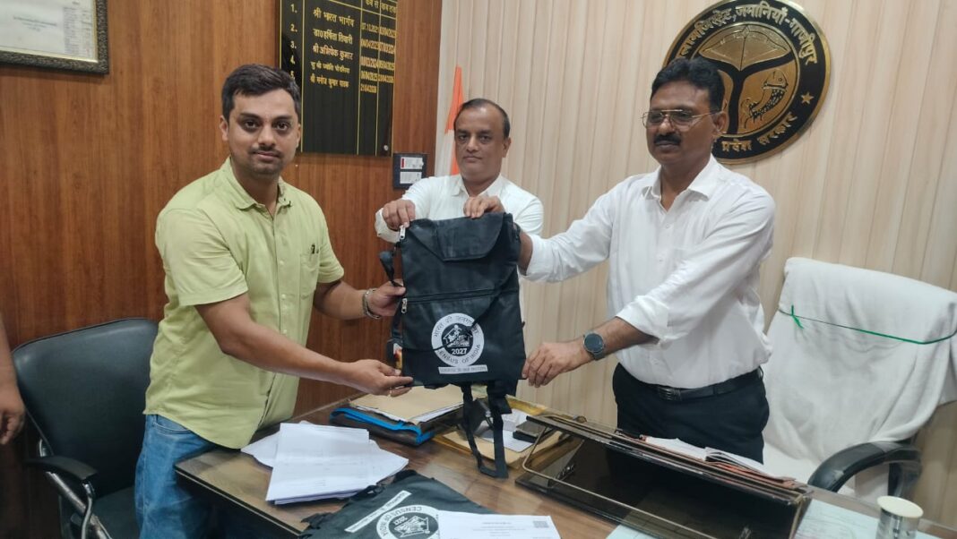 एसडीएम ने सुपरवाइजरों को वितरित किया गणना किट