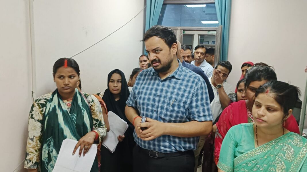 डीएम ने मरीजों से बातचीत कर जाना व्यवस्था का हाल