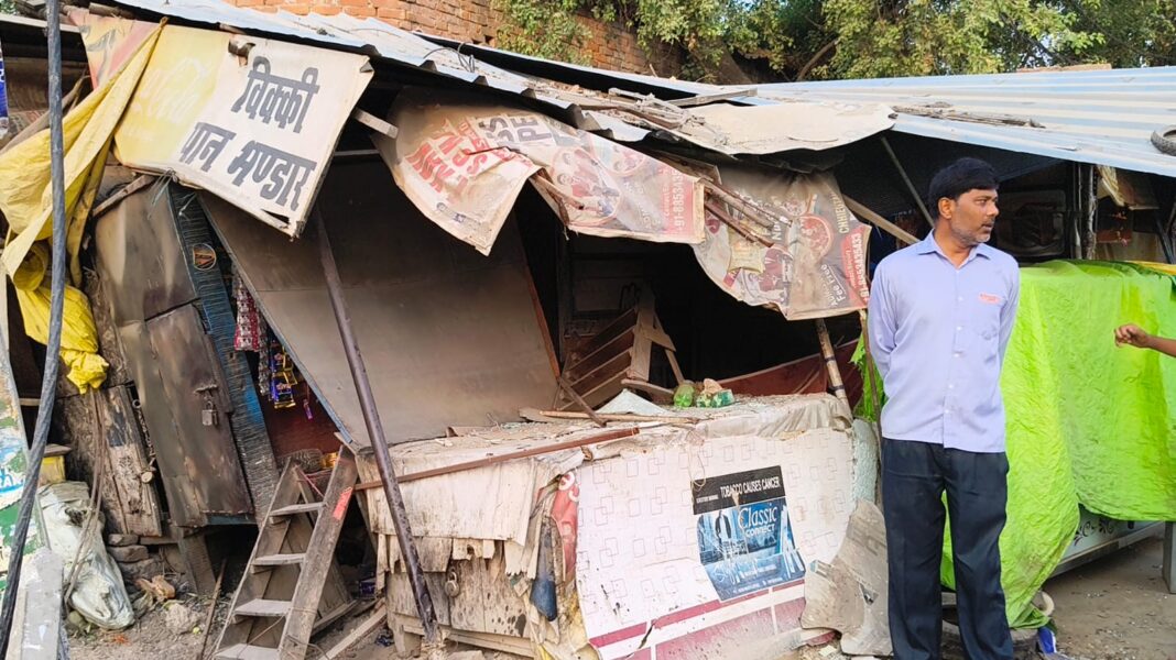 ट्रेलर घुसने से चार दुकानें क्षतिग्रस्त