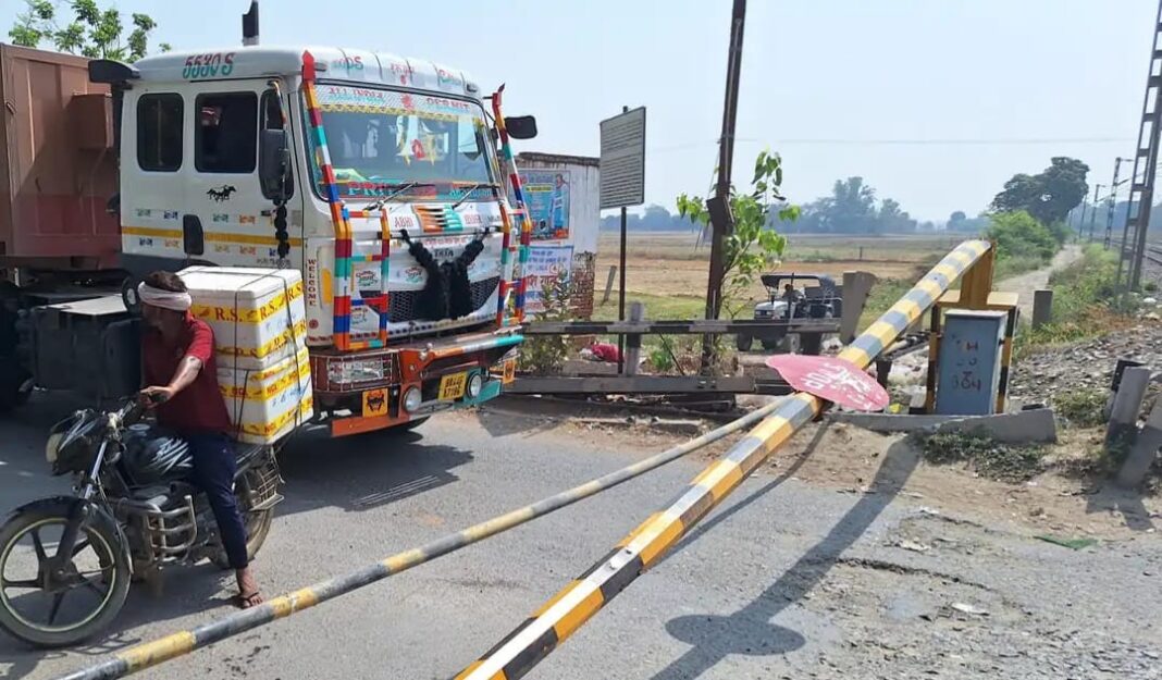 ट्रेलर के धक्का से टूटा रेलवे क्रासिंग बूम