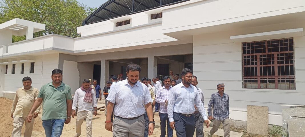 जिलाधिकारी ने निर्माणाधीन नर्सिंग कॉलेज का निरीक्षण किया