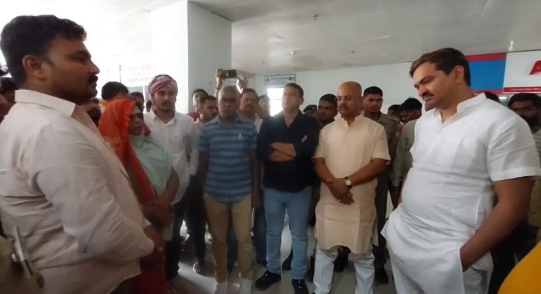 एमएलसी ने मेडिकल कालेज के प्रधानाचार्य को लगाई फटकार, होगी कार्रवाई
